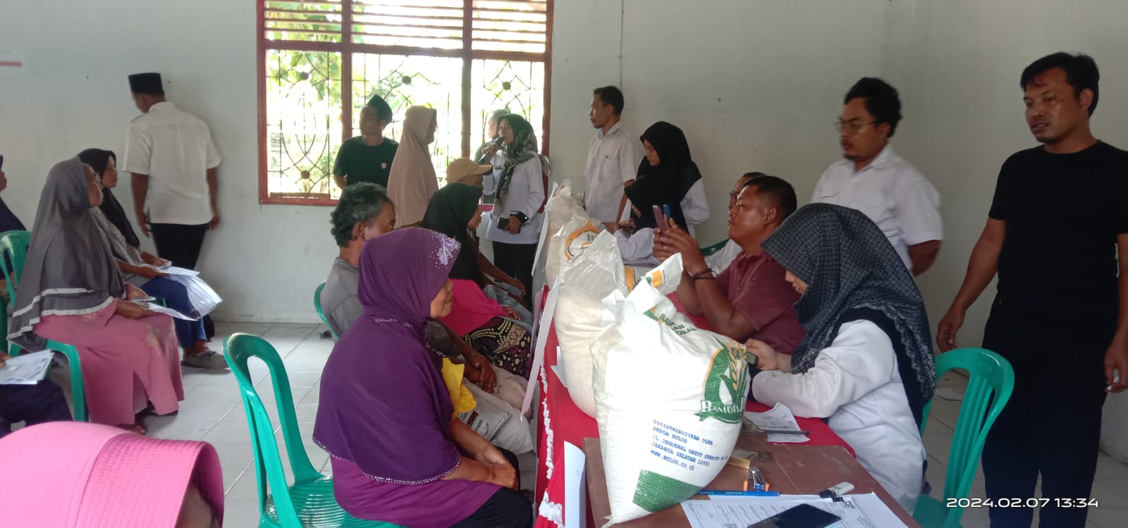 Pemdes Beringin Kencana Salurkan Bantuan Berupa Beras