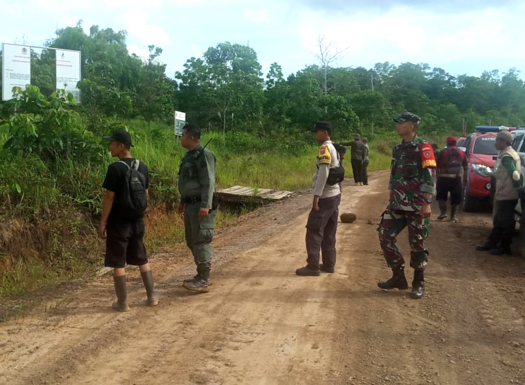 Jaga Keutuhan Kawasan Hutan, Babinsa Koramil Muara Kaman Ikut Serta Dalam Kegiatan Patroli