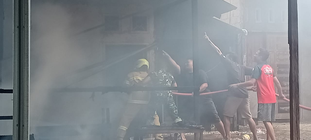 Kekompakan Babinsa Bersama Damkar Dan Warga, Padamkan Si Jago Merah
