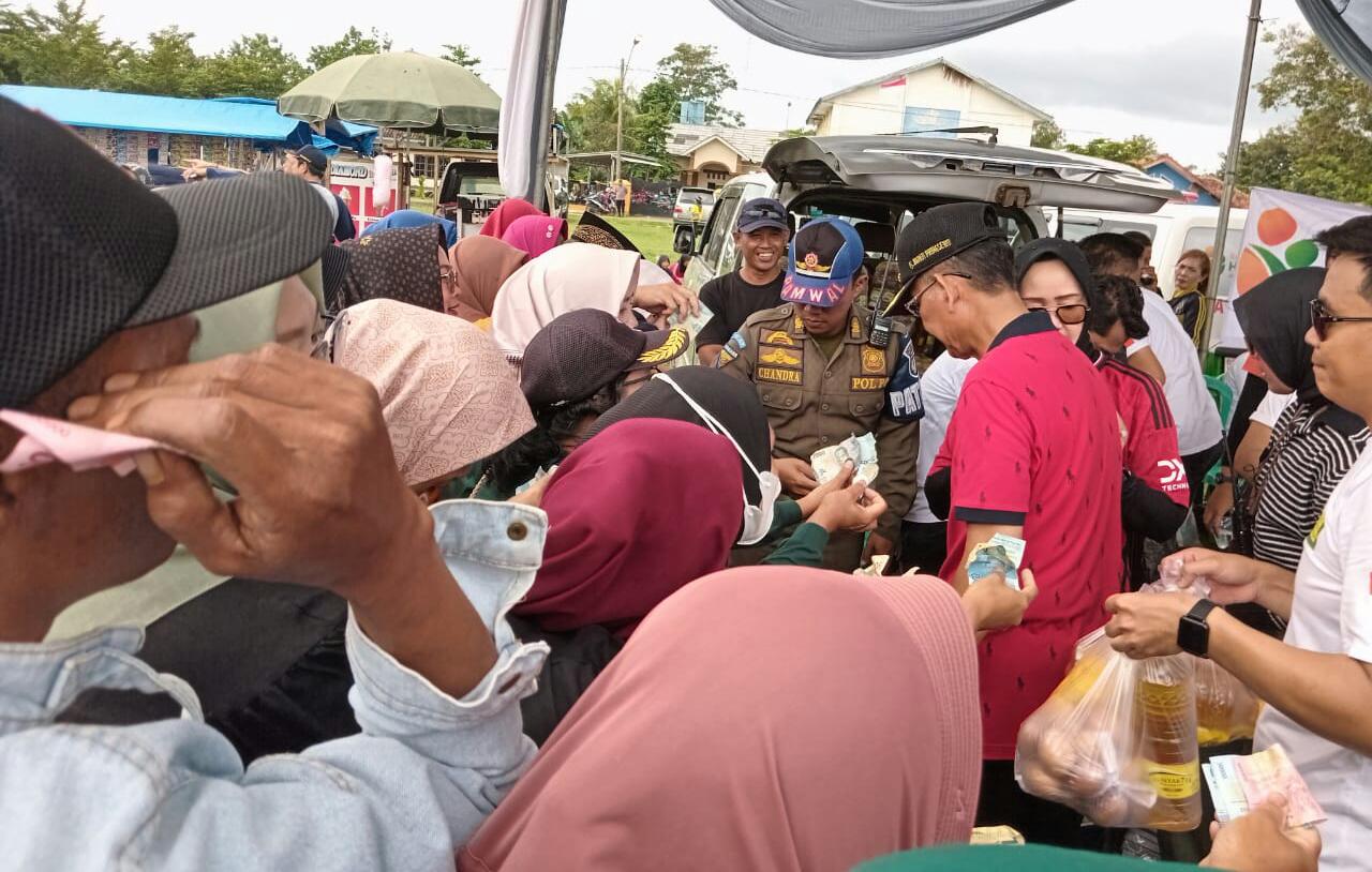 Antusiasme Masyarakat Memadati Lapangan Gajahmada Adiluwih Sambut Pj. Pringsewu 