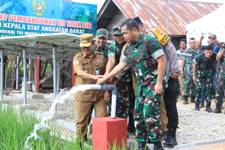 Kick Off Pembangunan 89 Titik Air, KASAD Resmikan Penggunaan Sumur Bor Desa Sumber Sari
