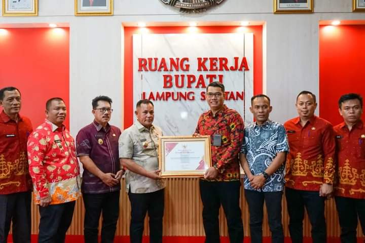 Kepala Kantor ATR/BPN Lamsel Terima Penghargaan