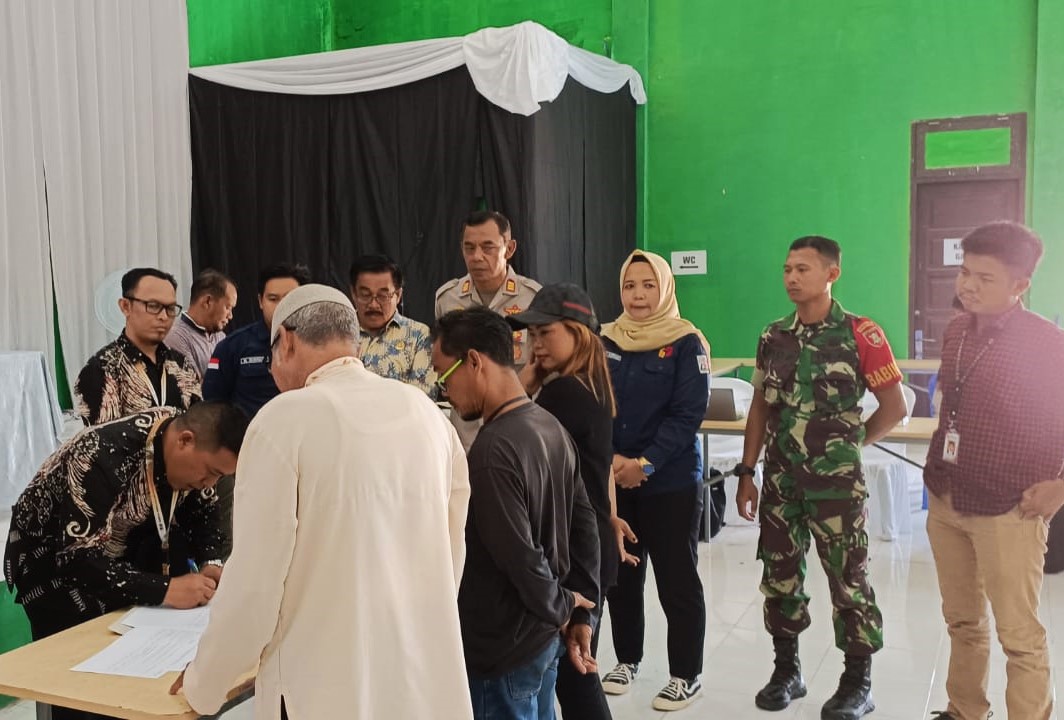 Babinsa Kota Bangun ; Pelaksanaan Rekapitulasi Penghitungan Suara Berjalan Aman Dan Lancar