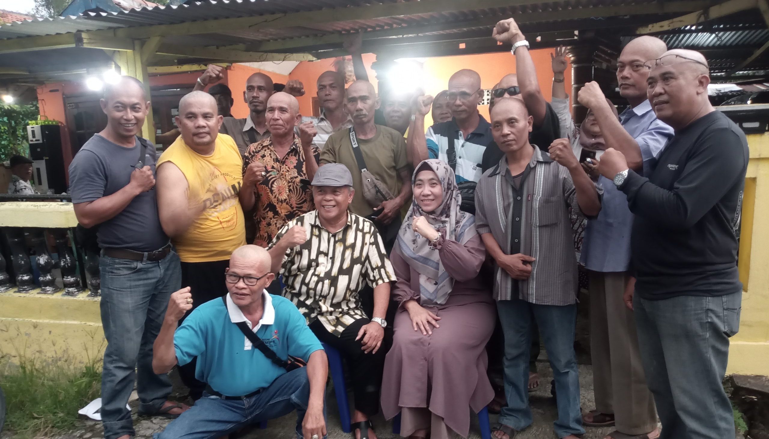 Belasan Simpatisan Partai Golkar Sambong Cukur Gundul