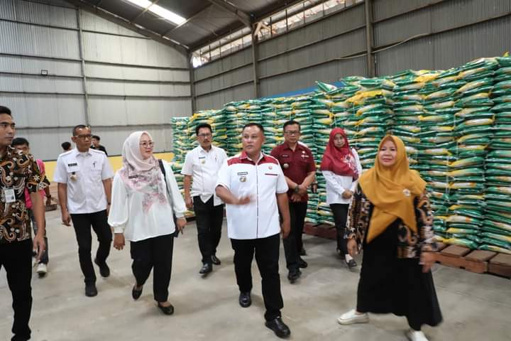 Jelang Ramadhan Bupati Nanang Ermanto Tinjau Gudang Bulog Pastikan Stok Beras Aman