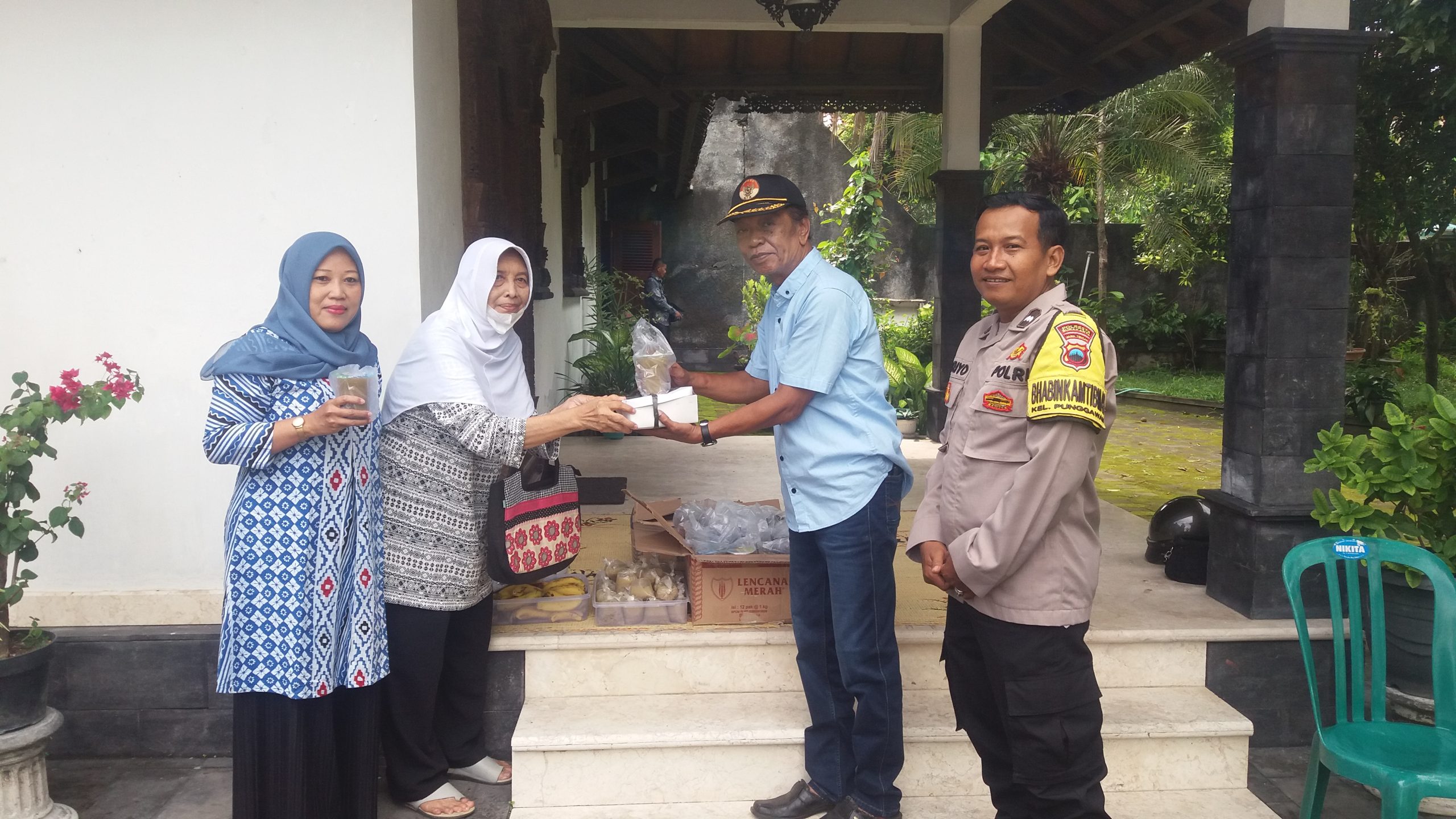 Peduli Stunting, Perwathin Sanggar Solo Bagikan Telor dan Susu Gratis di Kelurahan Punggawan