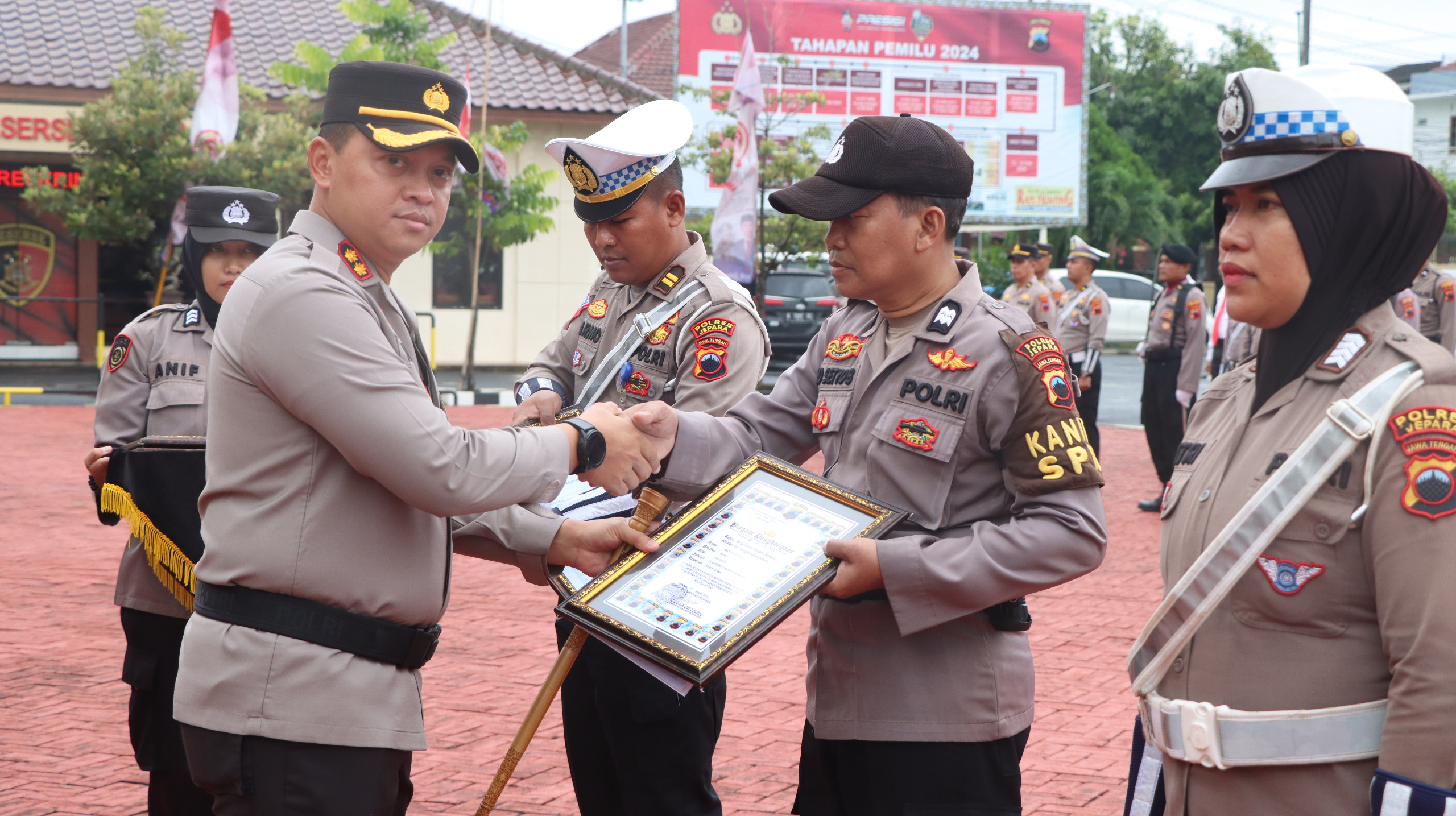 Tingkatkan Kualitas Pelayanan, AKBP Wahyu : 15 Personil Terima Penghargaan