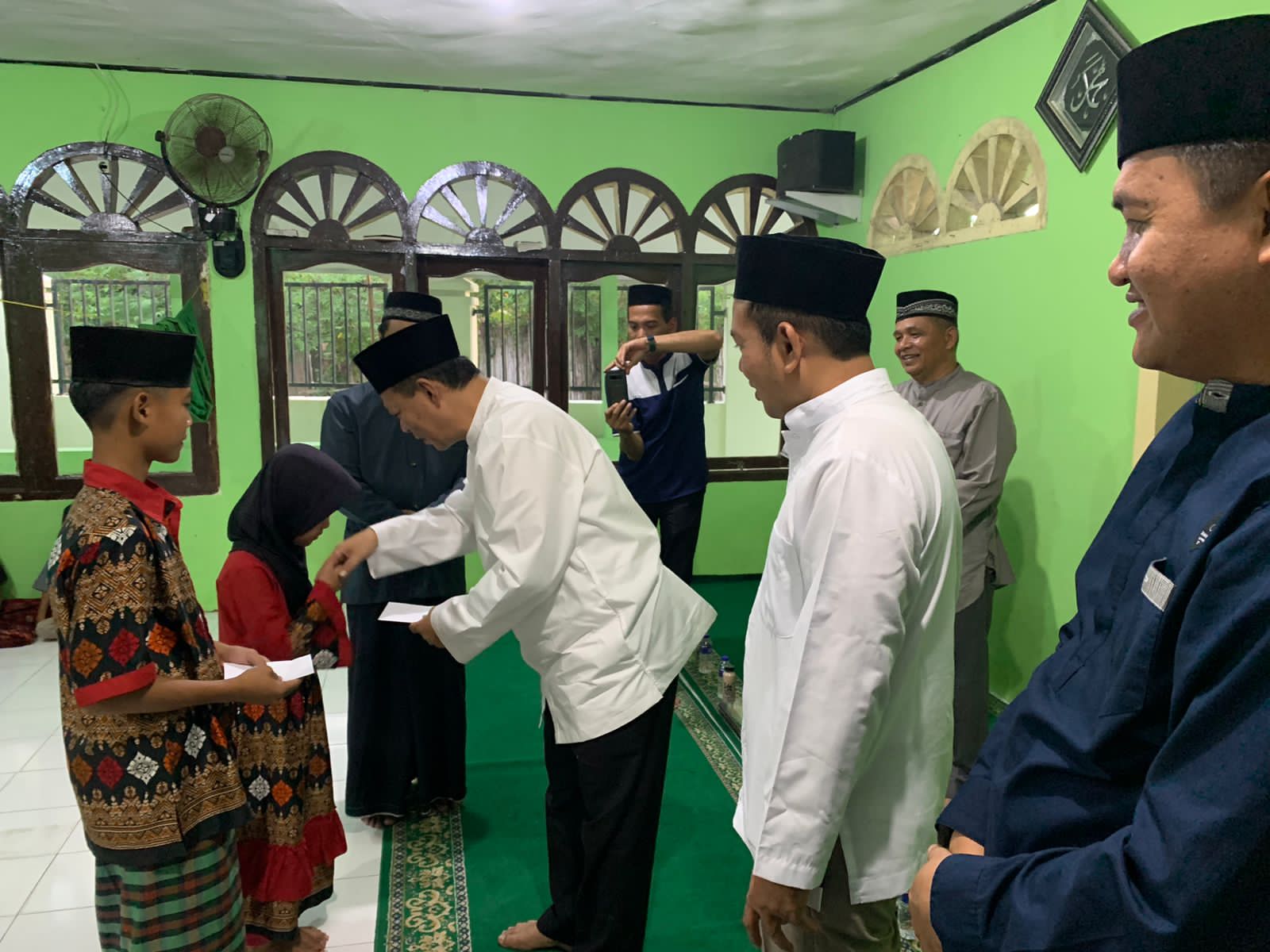 Ketua DPRD Lamsel Bagikan Ribuan Paket Berbuka Puasa Untuk Masyarakat