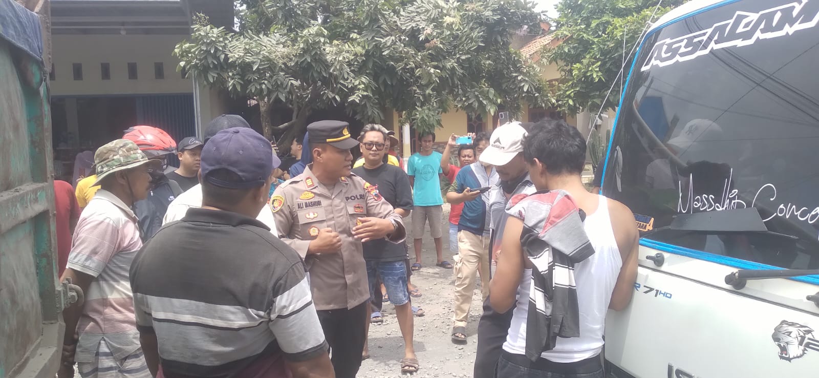 Masyarakat Gelar Aksi Terkait Jalan Rusak, Kapolsek Dukuhseti Turun