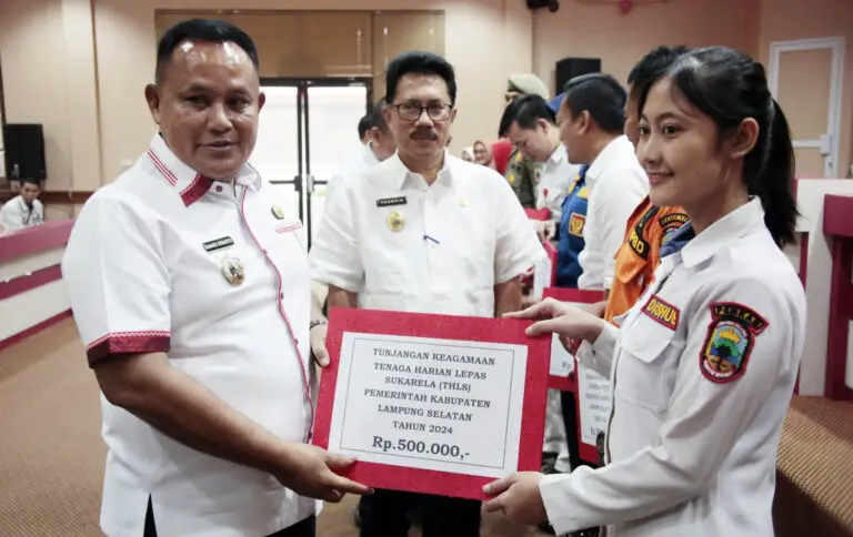 Secara Simbolis Bupati Nanang Serahkan THR Bagi ASN dan THLS