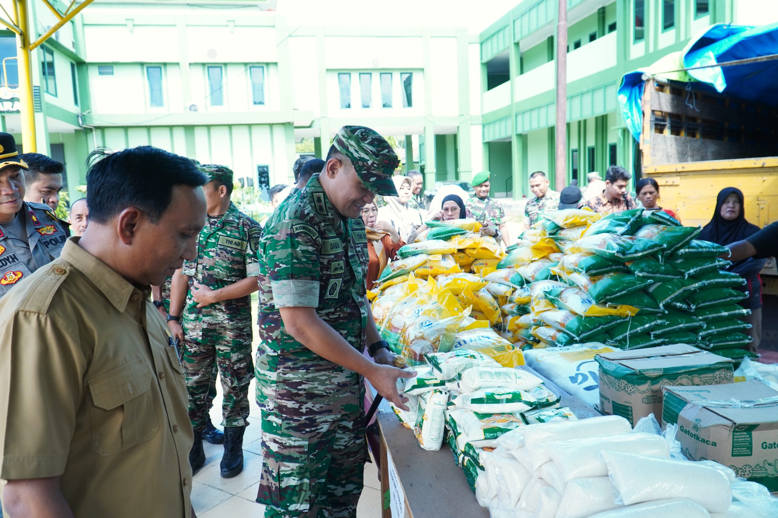 Bantu Penuhi Kebutuhan Masyarakat, Kodim 0906/Kutai Kartanegara Gelar Bazar TNI