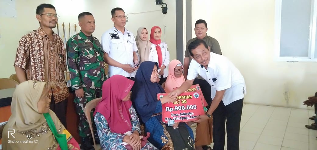 Jelang Hari Raya Idul Fitri Pemdes Jatimulyo Salurkan BLT DD