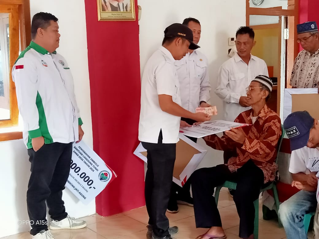 Jelang Lebaran Pemdes Sumberjaya Salurkan BLT DD 2024 Tahap Pertama