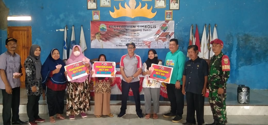 Novan Fahri Serahkan BLT DD Kepada 11 KPM Desa Margodadi