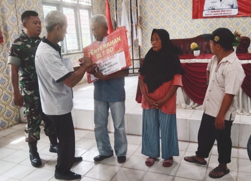 Pemdes Rejomulyo Salurkan BLT DD dan Ketahanan Pangan