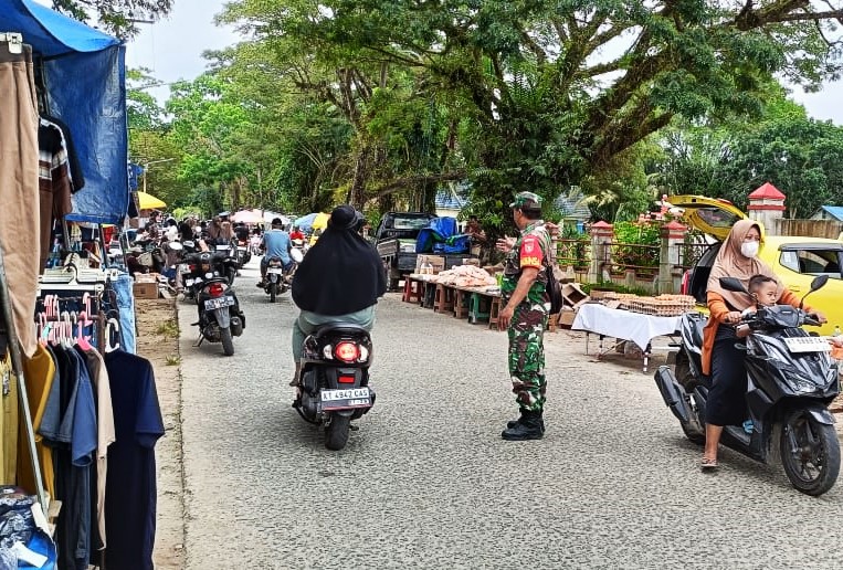 Cegah Kemacetan, Babinsa Koramil Sangasanga Bantu Atur Lalu Lintas Di Jalan Slamet Riyadi