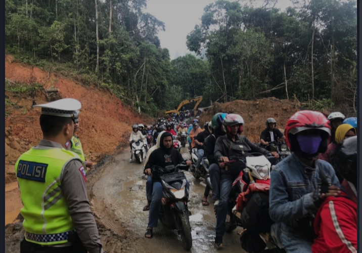 KM 17 Lampung Barat Longsor, Polisi Atur Kemacetan