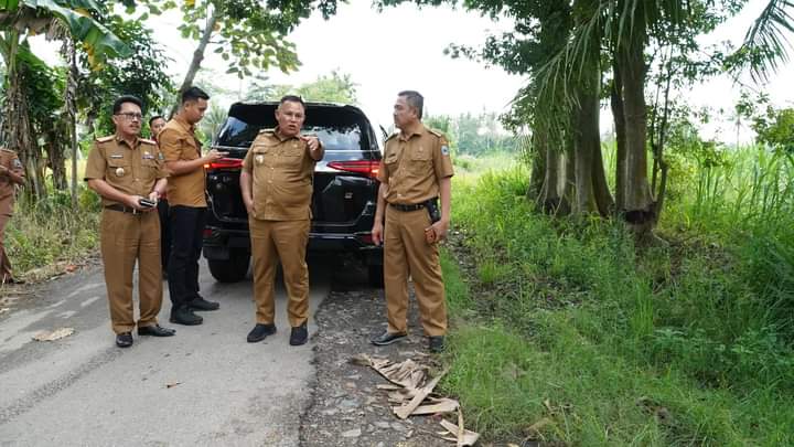 Tinjau Kondisi Jalan Rusak, Nanang Ermanto: Insya Allah Akan Segara di Perbaiki