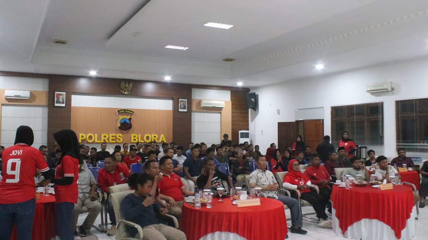 Keluarga Arhan Pratama Apresiasi Nobar Semifinal Piala Asia 2024 Polres Blora