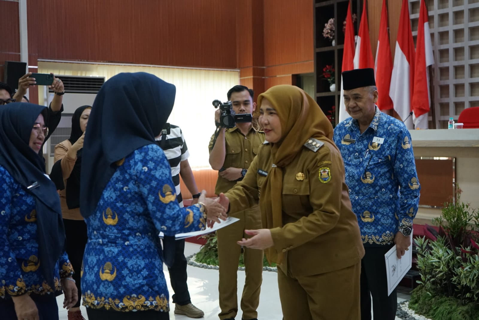 Wali Kota Bandar Lampung Hadiri Dan Serahkan SK PNS Yang Memasuki Masa Pensiun