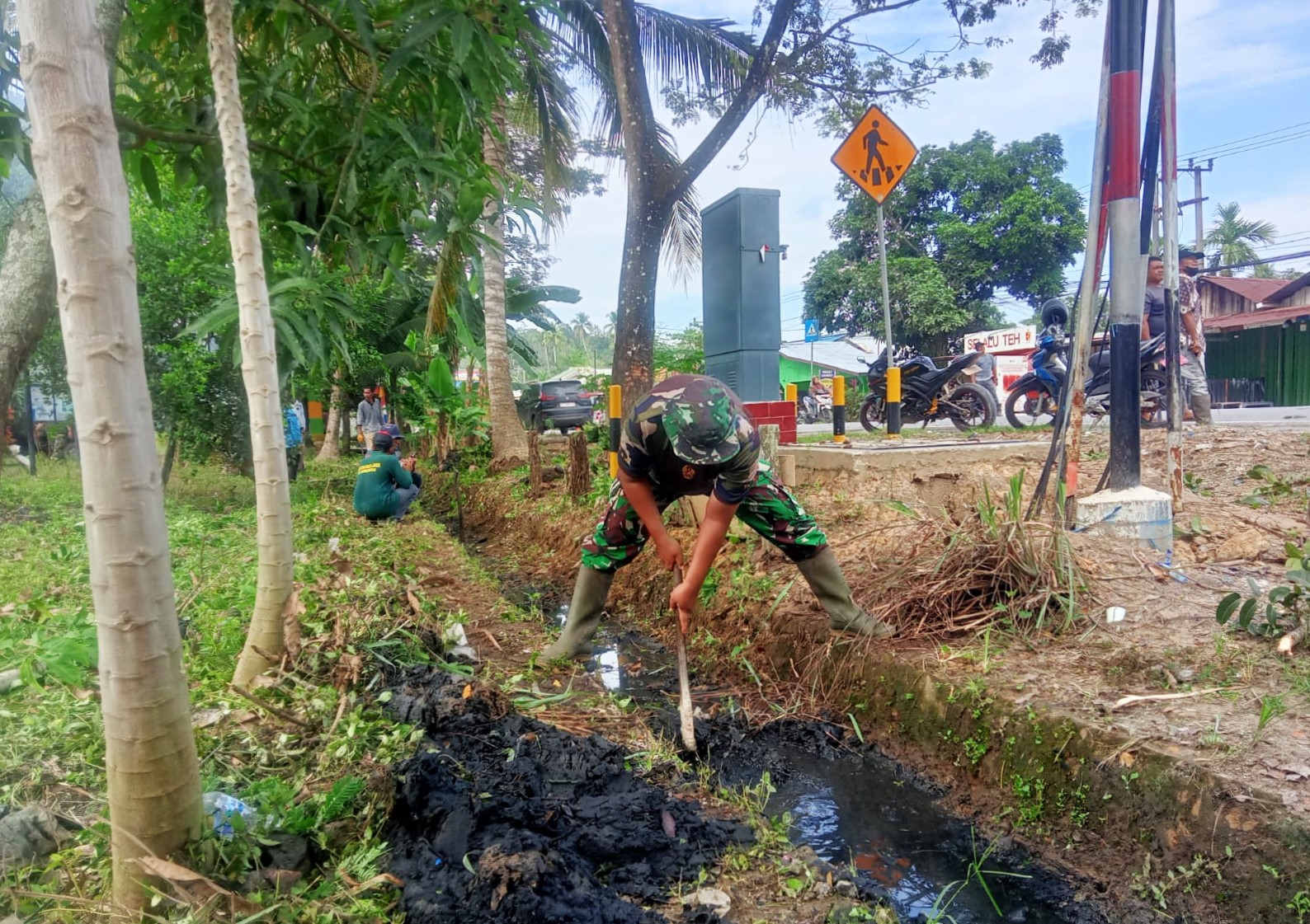 Bersama Warga, Koramil 0906-04/Sangasanga Gotong Royong Melaksanakan Karya Bakti
