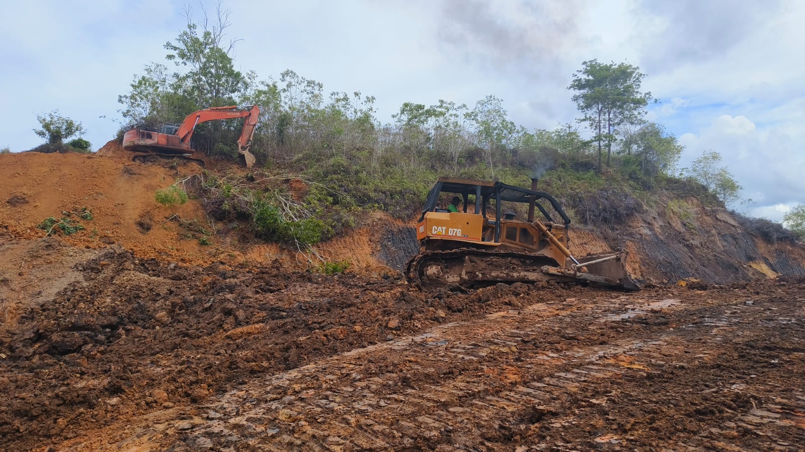 Terjunkan Dua Alat Berat, Pembangunan Jalan Program TMMD Terus Dikebut
