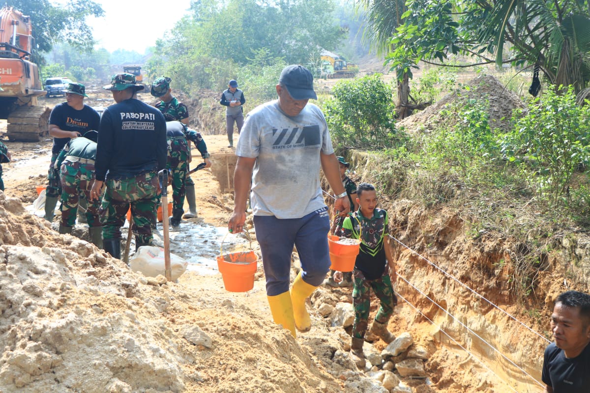 Tak Kenal Lelah, Meski Hari Libur Satgas TMMD Kodim 0908/Bontang Tetap Semangat Bekerja