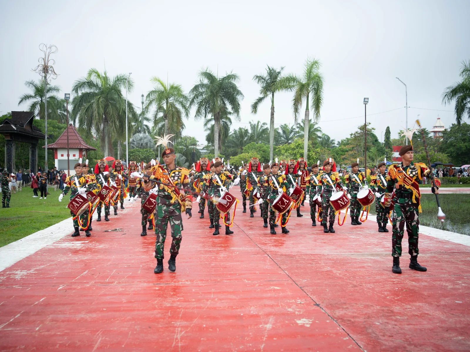 Warga Kukar Padati Jalan Saksikan Kirab Drumband Genderang Suling Canka Lokananta