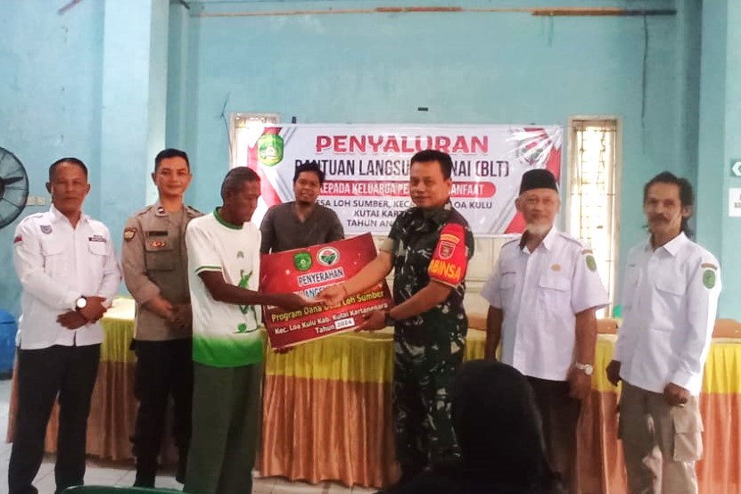 Dorong Pemulihan Ekonomi di Desa, Babinsa Loh Sumber Kawal Penyaluran BLT