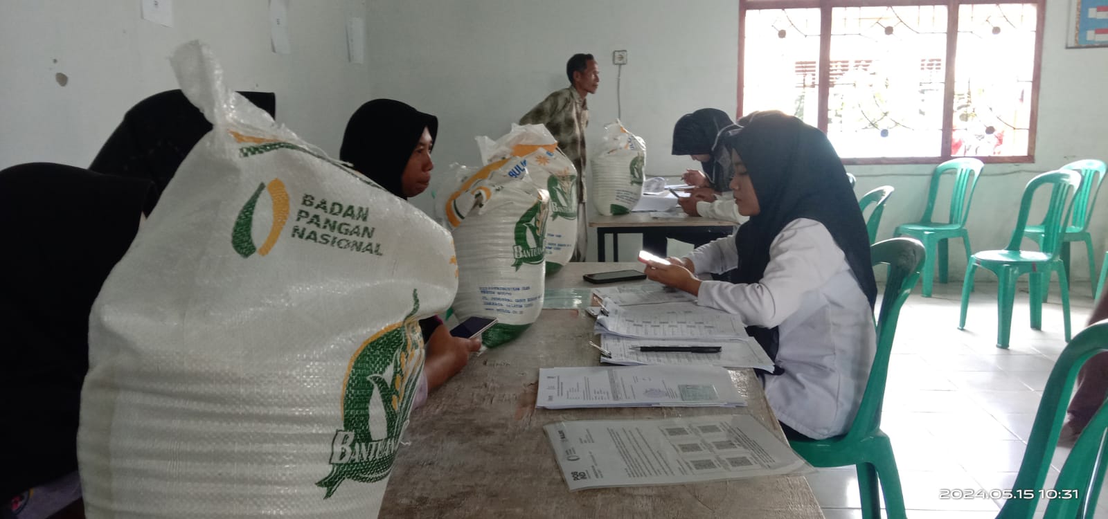 Pemdes Beringin Kencana Salurkan Bantuan Pangan Berupa Beras