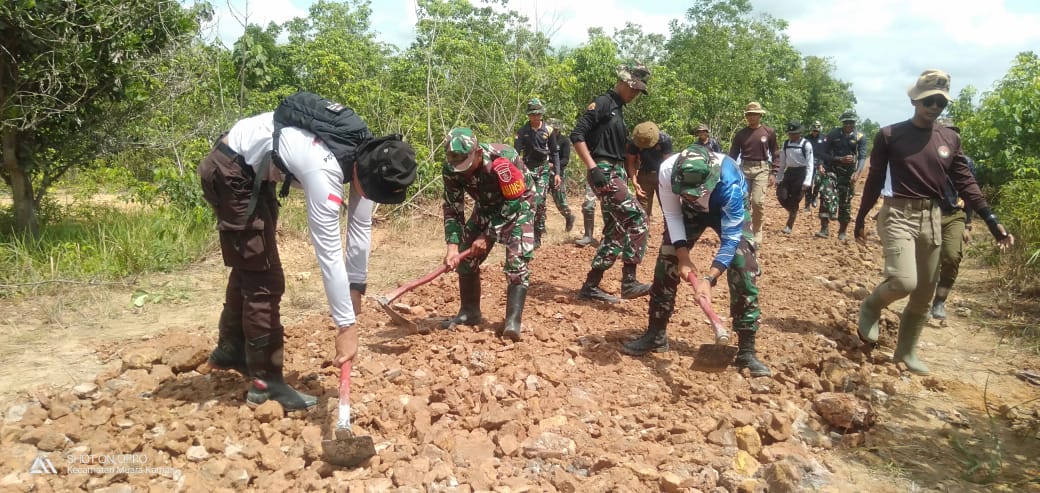 Babinsa Panca Jaya Bersama Taruna Latsitarda dan Warga Selalu Kompak Bangun Desa