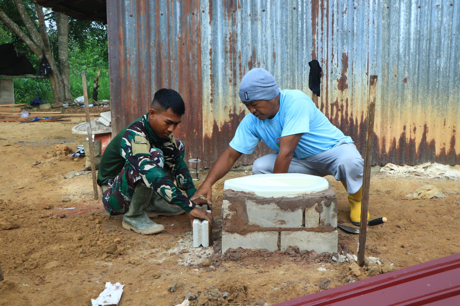 Tampak Satgas TMMD Ke- 120 Kodim 0908/Bontang Pasang Kloset Untuk MCK