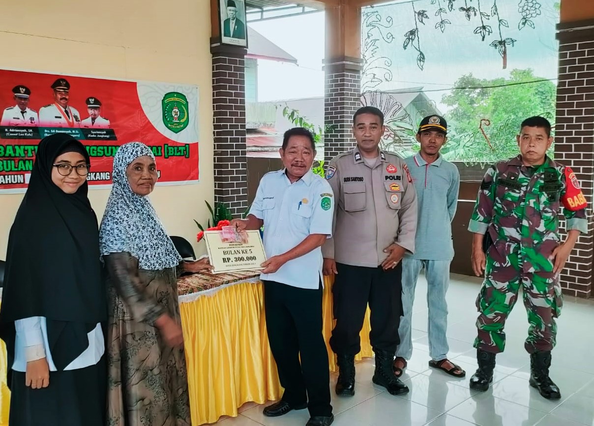 Kawal Penyaluran BLT, Babinsa Jongkang Berharap Bantuan Dapat Ringankan Beban Ekonomi Masyarakat