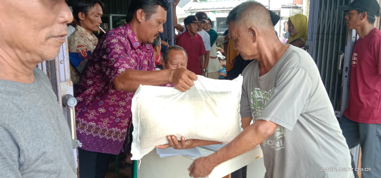Pemdes Titiwangi Salurkan Bantuan Pangan Berupa Beras