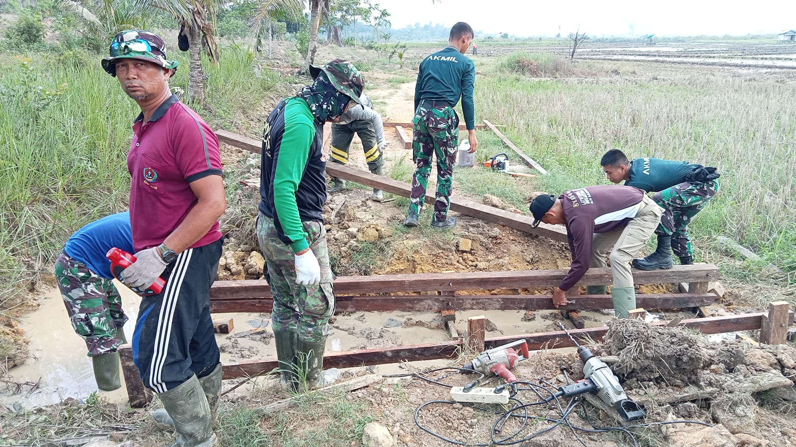Kolaborasi Kodim 0906/Kkr Bersama Pemkab Kukar Dan Peserta Latsitarda Melalui Karya Bhakti
