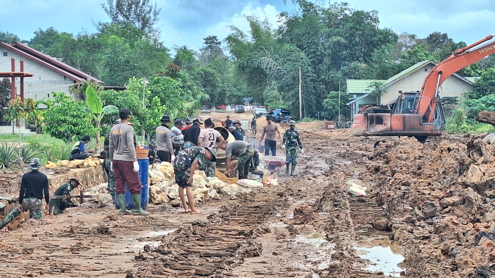 Warga Turut Serta Membantu Pembuatan Drainase Jalan, TMMD ke 120 Kodim 0908/Bontang
