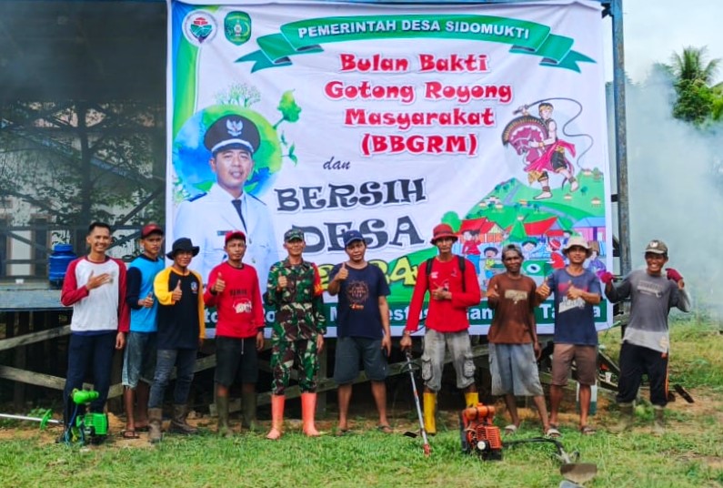 Bangun Semangat Gotong Royong, Babinsa Sidomukti Bersama Warga Lakukan Kegiatan Bersih Desa