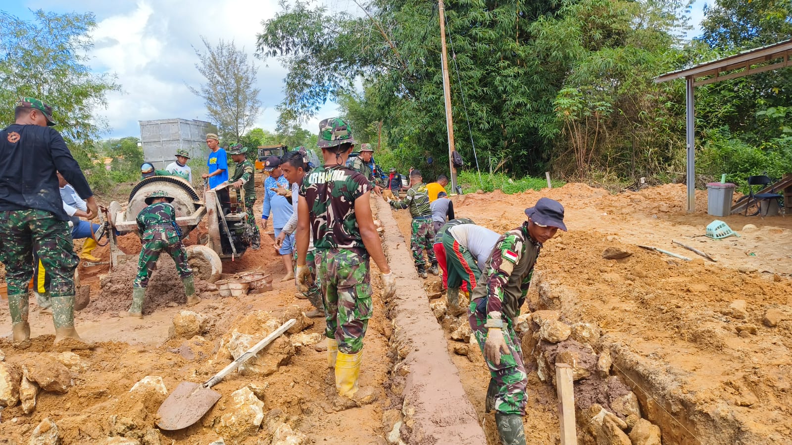 Kompak, Satgas TMMD Ke- 120 Kodim 0908/Bontang Bersama Masyarakat Bahu Membahu Kerjakan Sasaran Fisik