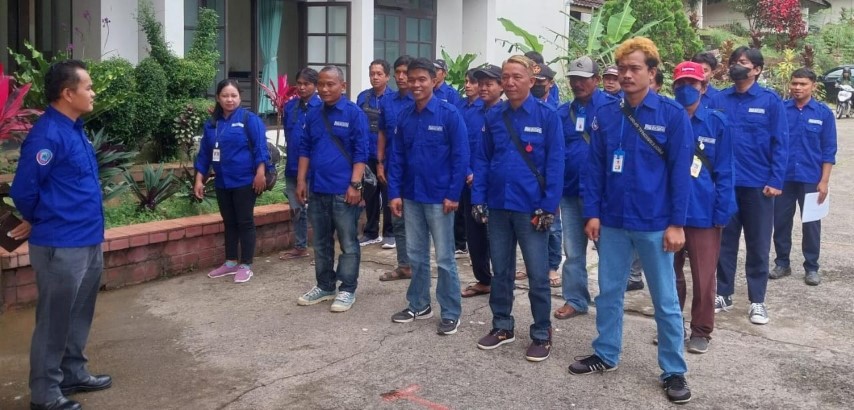 Direktur Salvinus Sawelinggi, Beri Alasan Perumda Beri Seragam Warna Biru