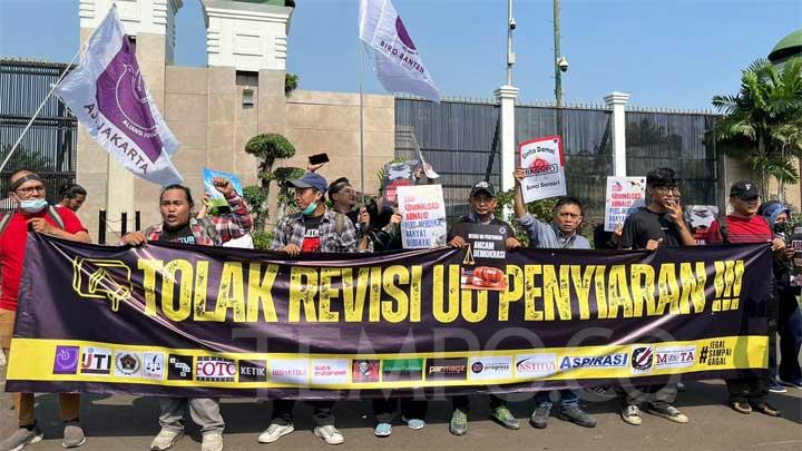 Demo Elemen Gabungan Pers Tolak Revisi UU Penyiaran
