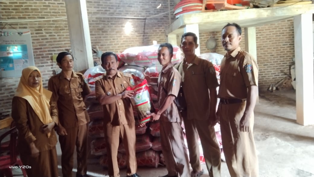 Dukung Program Ketahanan Pangan Pekon Totokarto Bagikan Bibit Padi