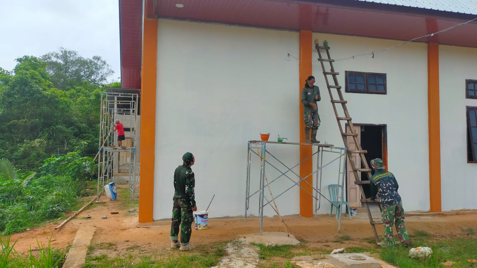 Rumah Ibadah Dicat, Jemaat Terima Kasih Satgas TMMD Ke- 120 Kodim 0908/Bontang