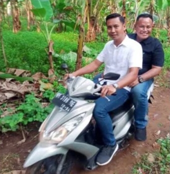 Naik Sepeda Motor Bupati Nanang Ermanto Tembus Lokasi Bedah Rumah