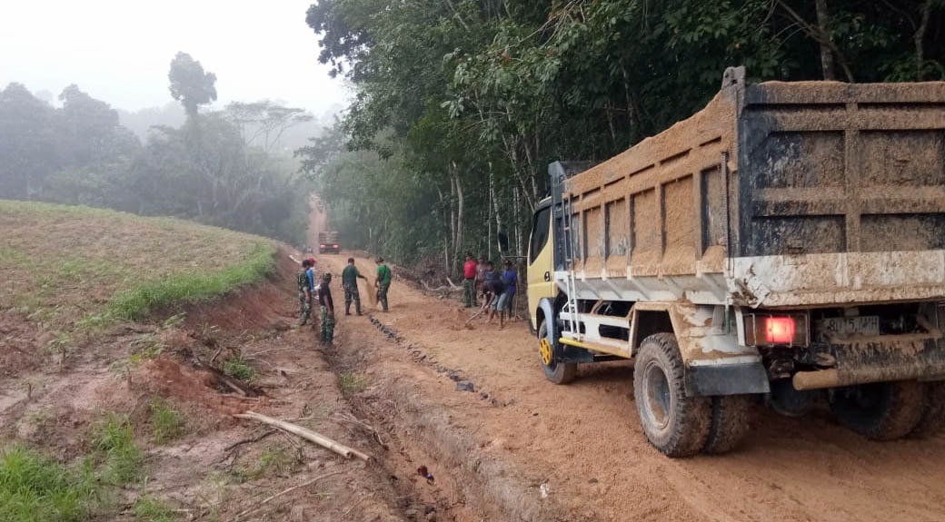 Warga Bersama Satgas TMMD Ke-120 Kodim 0421/LS Ratakan Pasir Jalan Onderlagh