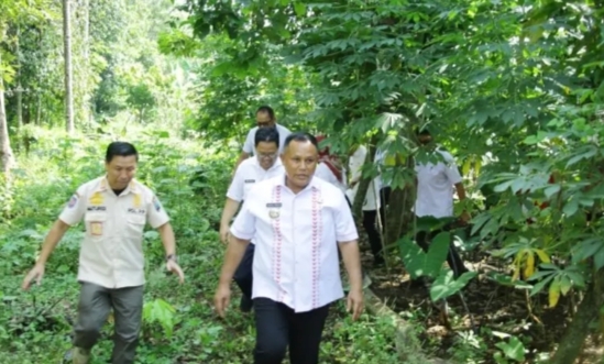 Berikan Bantuan Untuk Korban Kebakaran, Nanang Ermanto Tempuh Jalan Semak Belukar