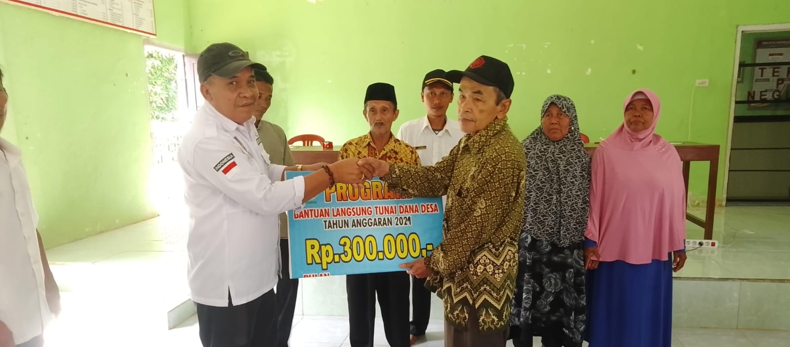 Pekon Neglasari Salurkan Bantuan Langsung Tunai Kepada 56 Keluarga
