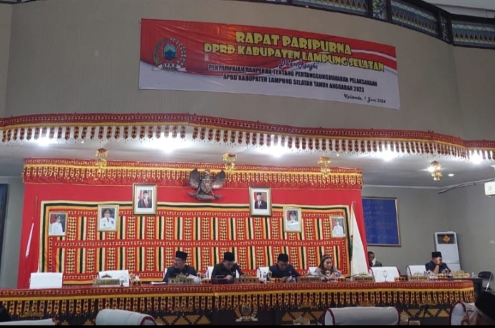 DPRD Lamsel Gelar Rapat Paripurna Dengan Agenda Penyampaian Raperda Tentang Pertanggungjawaban Pelaksanaan APBD Ta-2023 Oleh Bupati Lamsel