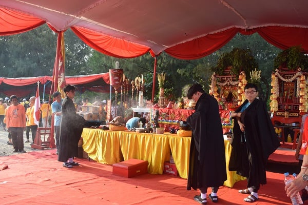 Kirab Dewa Obat Poo Seng Tay Tee Meriahkan Semarang