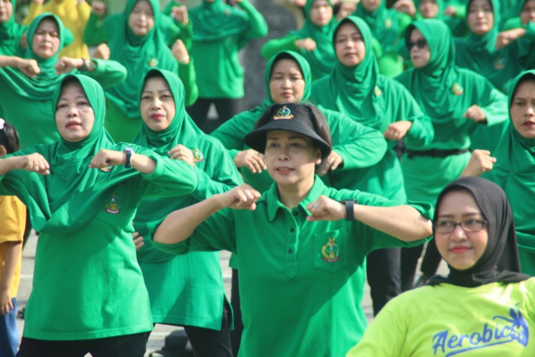 Persit KCK Cabang XXVIII Kodim 0617 Mengadakan Kegiatan Olahraga Bersama
