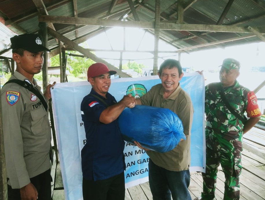 Babinsa Muara Kaman Dampingi Pelepasan Bibit Ikan Gurame di Perairan Desa Muara Siran